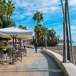 Beachfront Center Appartement Estepona